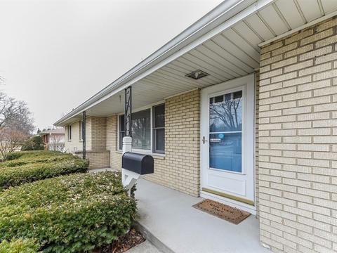 914 Scott Dr, Elgin, IL 60123 photo 2