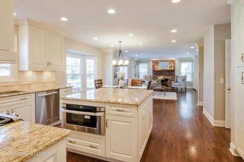 2203 Embden Ln, Wheaton, IL 60189 photo 2