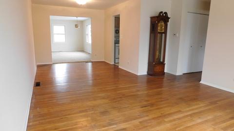 686 Illinois Blvd, Hoffman Estates, IL 60169 photo 3