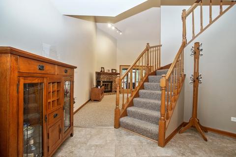 1669 Carmel Ct, Hoffman Estates, IL 60169 photo 2