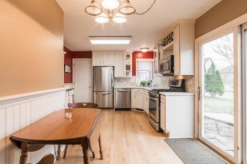 146 Devonshire Dr, Dekalb, IL 60115 photo 9