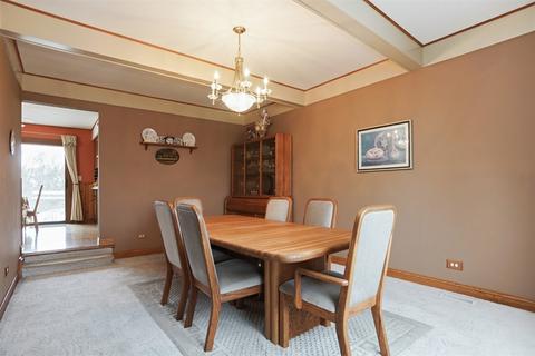 3660 Lexington Dr, Hoffman Estates, IL 60192 photo 2
