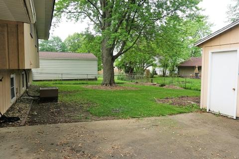 801 Castleton Dr, Champaign, IL 61821 photo 5