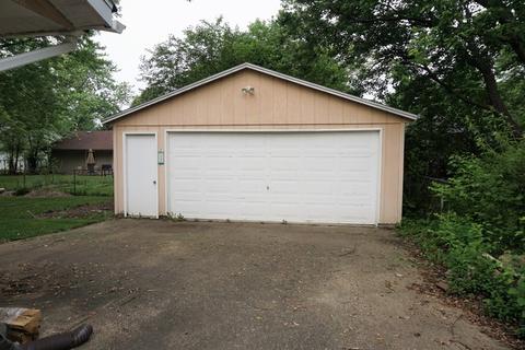 801 Castleton Dr, Champaign, IL 61821 photo 4