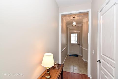 2827 Beacon Point Cir, Elgin, IL 60124 photo 4
