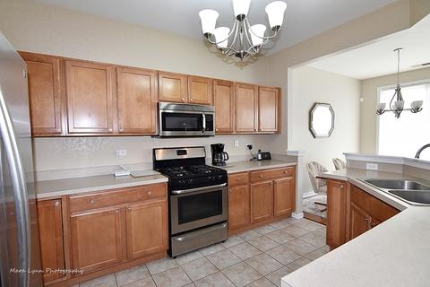 2827 Beacon Point Cir, Elgin, IL 60124 photo 5