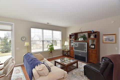 2827 Beacon Point Cir, Elgin, IL 60124 photo 9