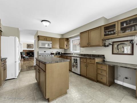 892 Casa Solana Dr, Wheaton, IL 60189 photo 9