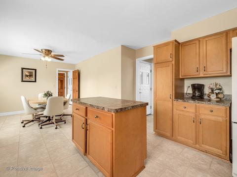 892 Casa Solana Dr, Wheaton, IL 60189 photo 11