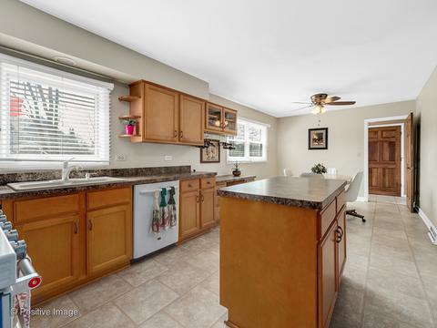 892 Casa Solana Dr, Wheaton, IL 60189 photo 10
