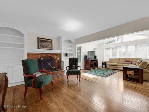 892 Casa Solana Dr, Wheaton, IL 60189 photo 2