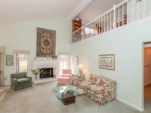 1653 Pebble Beach Dr, Hoffman Estates, IL 60169 photo 4