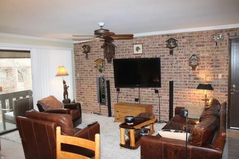 320 Sheridan Dr #2D, Willowbrook, IL 60527 photo 2