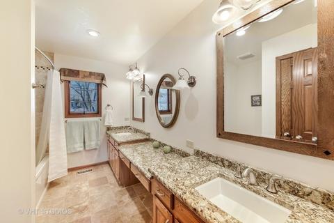 6136 Willowood Ln, Willowbrook, IL 60527 photo 15