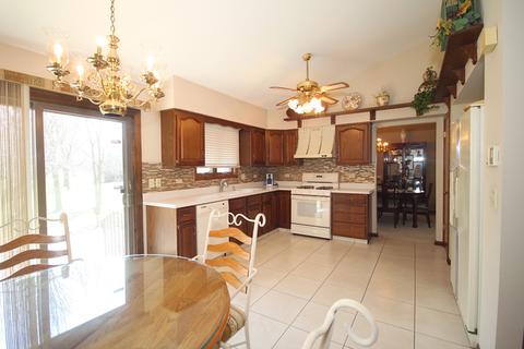 941 W Surrey Rd, Addison, IL 60101 photo 10