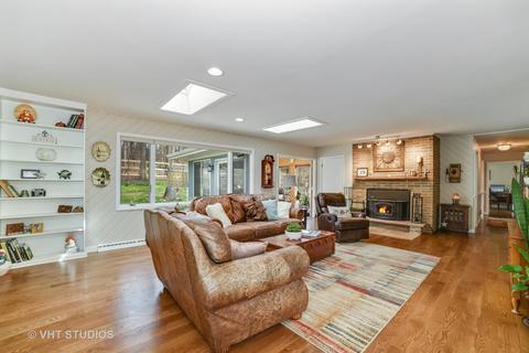35 W257 Pearson Dr, Wayne, IL 60184 photo 4