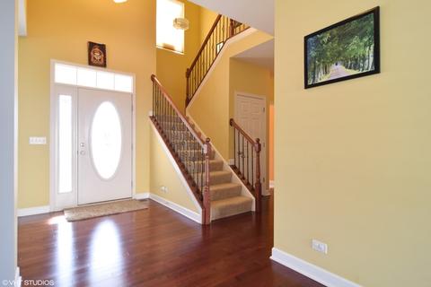 2104 Amelia Ln, Hoffman Estates, IL 60192 photo 2