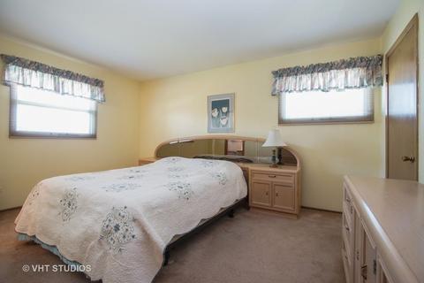 958 Willson Dr, Des Plaines, IL 60016 photo 13