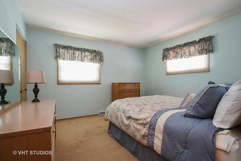 958 Willson Dr, Des Plaines, IL 60016 photo 10