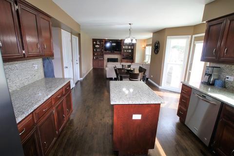 871 Brewster Ln, Bartlett, IL 60103 photo 3