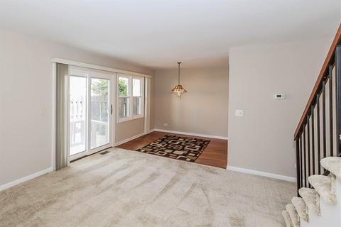 1945 Georgetown Ln, Hoffman Estates, IL 60169 photo 4