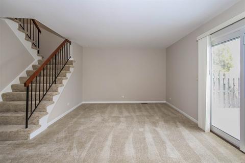 1945 Georgetown Ln, Hoffman Estates, IL 60169 photo 2