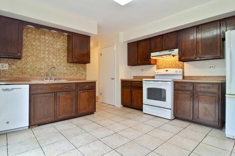1058 Bristol Ct, Wheaton, IL 60189 photo 4