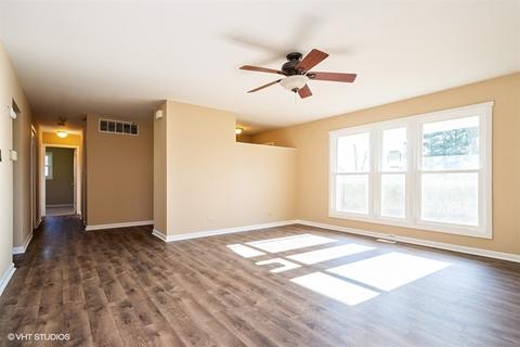 470 Western St, Hoffman Estates, IL 60169 photo 4
