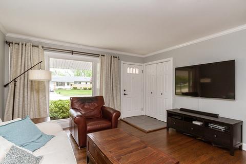 555 Newark Ln, Hoffman Estates, IL 60169 photo 5