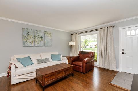 555 Newark Ln, Hoffman Estates, IL 60169 photo 4