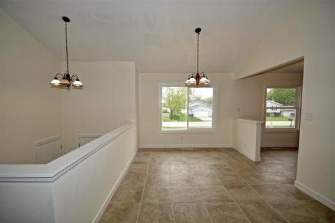 1305 Hillside Ln, Mchenry, IL 60051 photo 4