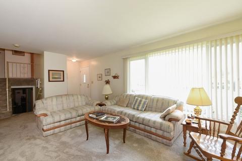 37 W240 Olwin Ave, Elgin, IL 60124 photo 2