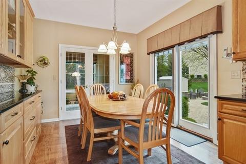 2066 Cheshire Dr, Hoffman Estates, IL 60192 photo 12