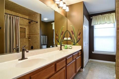 2066 Cheshire Dr, Hoffman Estates, IL 60192 photo 24