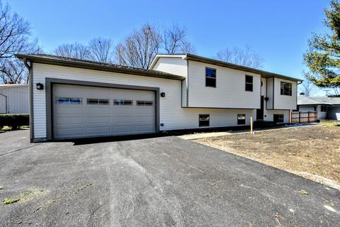 54 Prospect Dr, Lindenhurst, IL 60046 photo 2