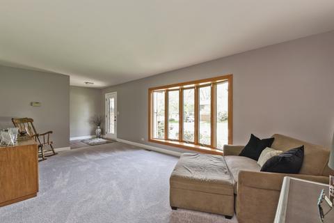 1084 Independence Dr, Bartlett, IL 60103 photo 2