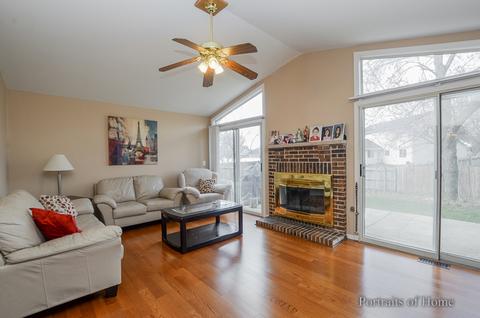 3036 Diane Dr, Aurora, IL 60504 photo 2