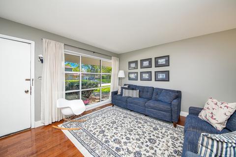 100 Forest Park Ln, Hoffman Estates, IL 60169 photo 4