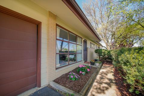 100 Forest Park Ln, Hoffman Estates, IL 60169 photo 2