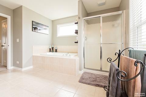 2044 Gardner Cir E, Aurora, IL 60503 photo 14