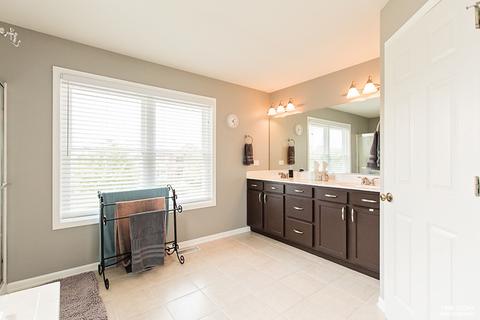 2044 Gardner Cir E, Aurora, IL 60503 photo 13