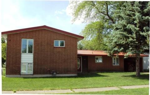 1551 S Pointe Dr, Rantoul, IL 61866 photo 1