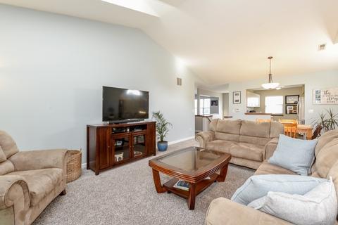 565 Lancaster Cir, Elgin, IL 60123 photo 3