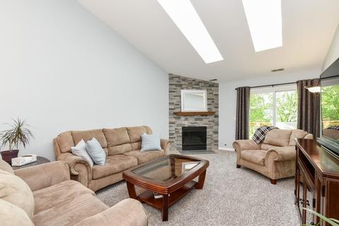 565 Lancaster Cir, Elgin, IL 60123 photo 2