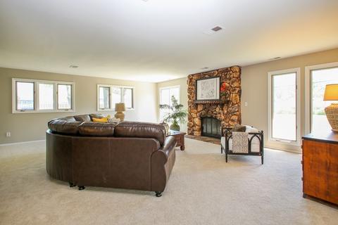 85 Pleasant St, Hoffman Estates, IL 60169 photo 8