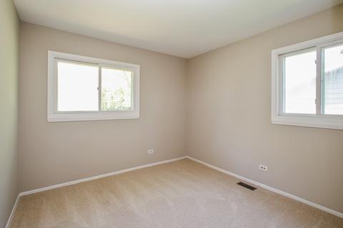 85 Pleasant St, Hoffman Estates, IL 60169 photo 11