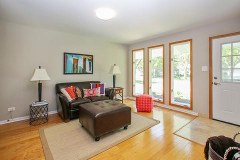 85 Pleasant St, Hoffman Estates, IL 60169 photo 2