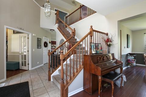 6071 Frank Dr, Hoffman Estates, IL 60192 photo 2
