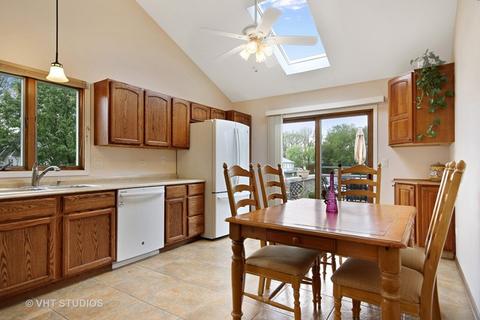 1319 Post Oak Ct, Crest Hill, IL 60403 photo 4