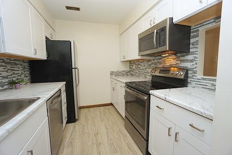 1482 Stonebridge Cir #C2, Wheaton, IL 60189 photo 2